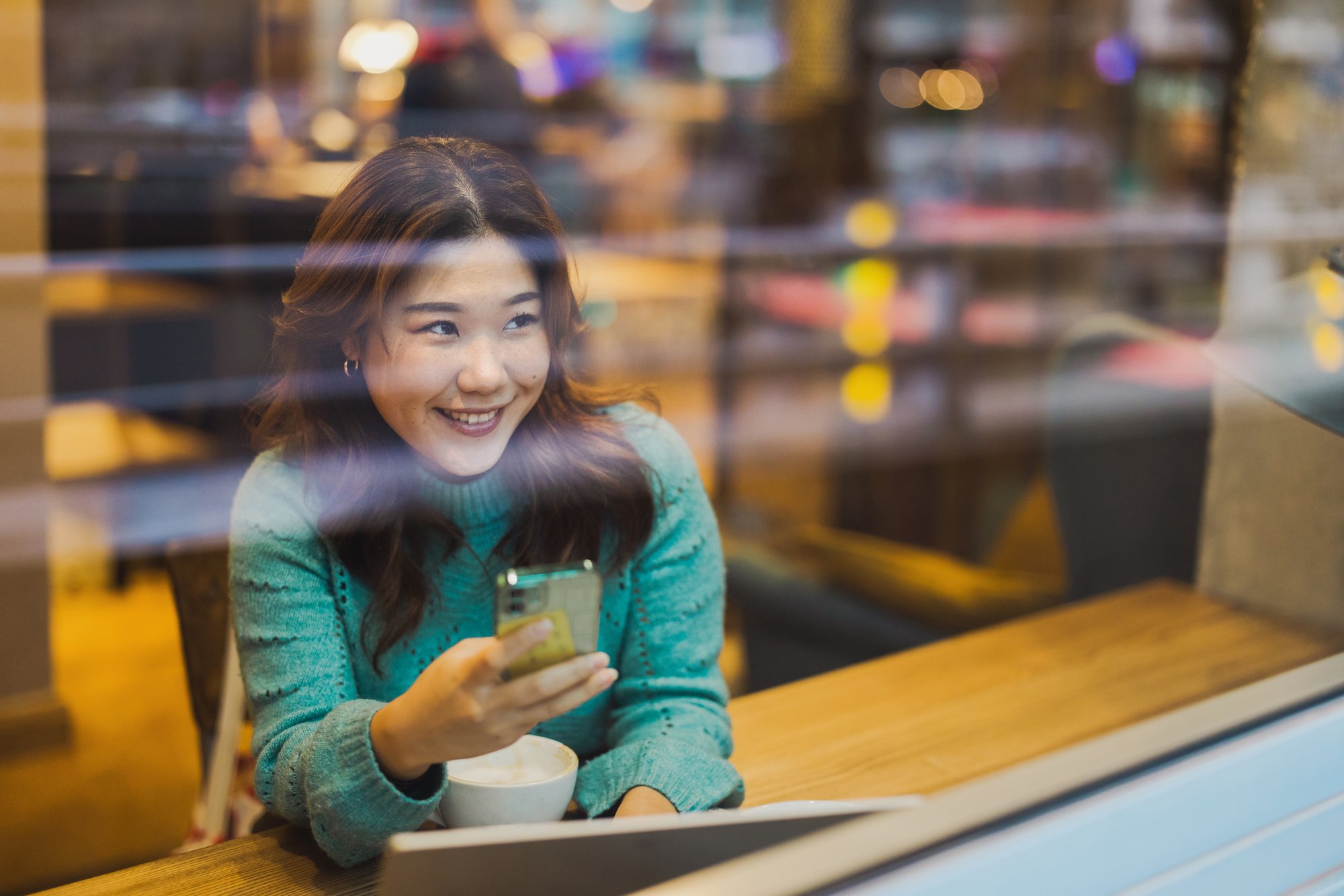 women-phone-coffee-shop